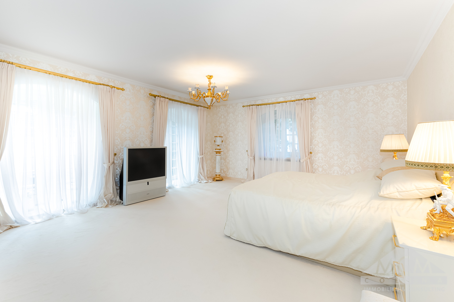 OG: ein Schlafzimmer