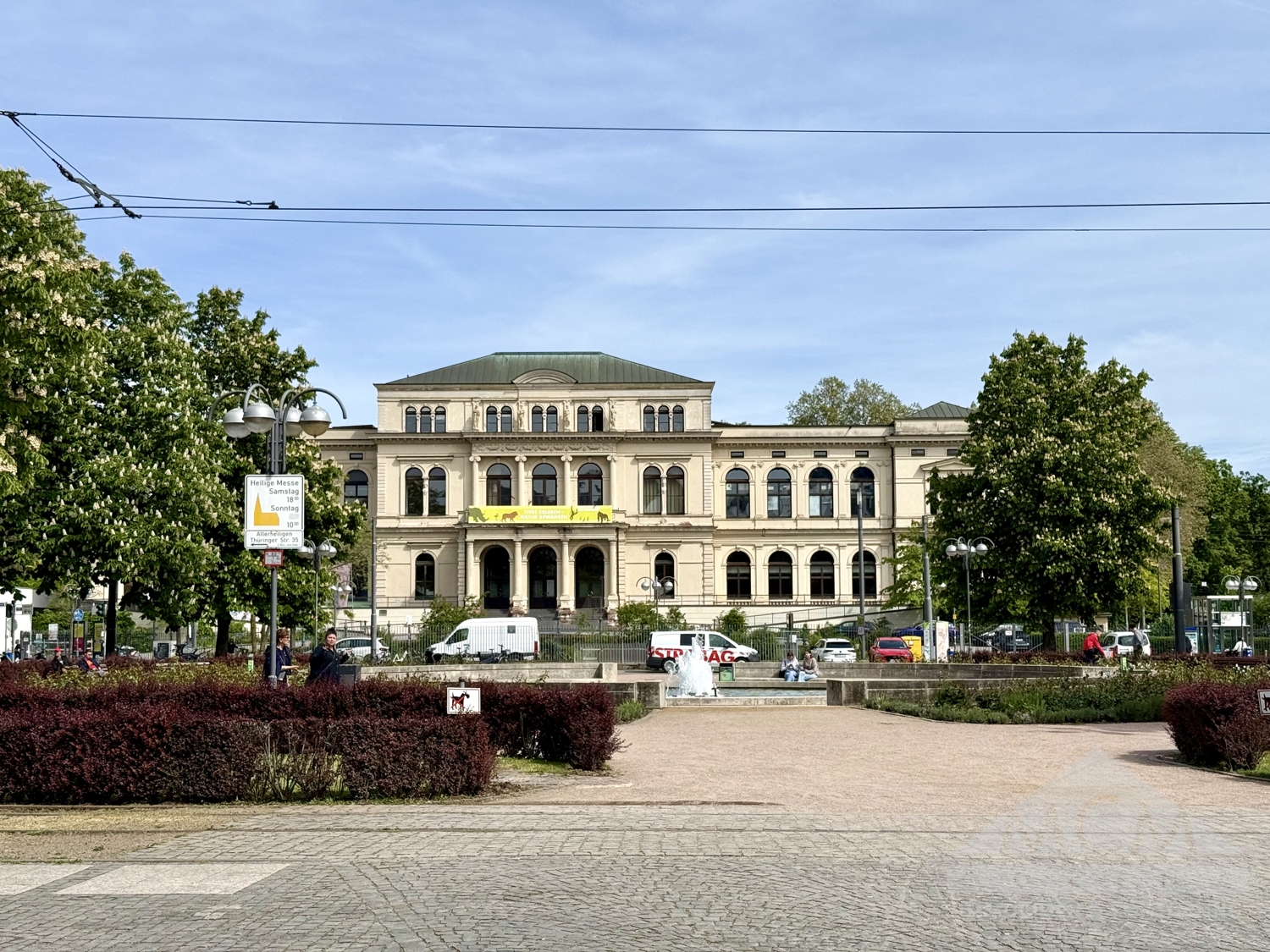 gegenüber dem Zoo